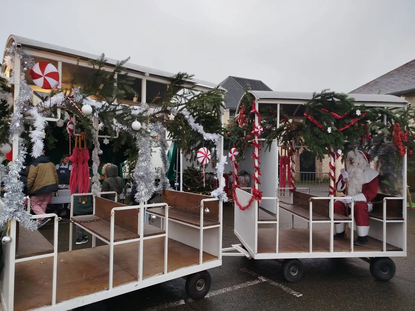 Le petit train décoré pour le marché de Noël de Savigny-sur-Braye, prêt à embarquer les enfants.